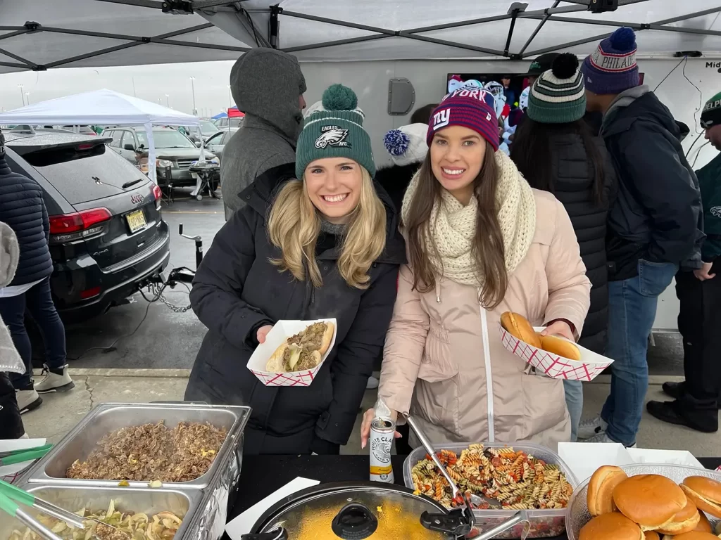 Philadelphia Eagles, New York Giants fans enjoy tailgate